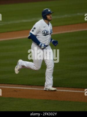 27 avril 2021 : The Los Angeles Dodgers vs. The Cincinnati Reds au Dodgers Stadium de Los Angeles, CA, le mardi 27 avril 2021. Max Muncy part vers la première base pendant le premier repas. Credit: Phillip Kim/Prensa Internacional/ZUMA Wire/Alay Live News Banque D'Images