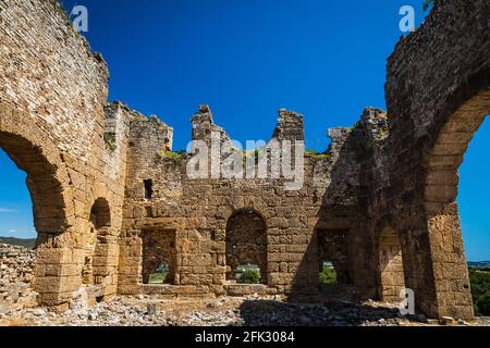 Une ancienne maison ruinée ville ruine. Basilique, datant du 3ème siècle après J.-C., sur le site antique d'Aspendos en Turquie. Banque D'Images