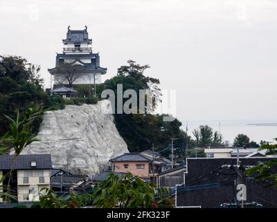 Kitsuki, Japon - 31 octobre 2016 : vue sur le château de Kitsuki surplombant la ville Banque D'Images