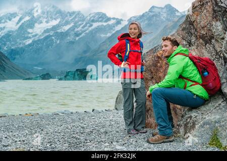 Voyage de randonnée style de vie. Les personnes en randonnée portant des sacs à dos font une pause dans un paysage naturel incroyable en Nouvelle-Zélande dans le parc national Aoraki Mount Cook. Banque D'Images