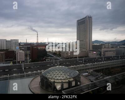 Kitakyushu, Japon - 28 octobre 2016 : paysage urbain industriel autour de la gare ferroviaire de Kokura Japan Banque D'Images