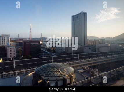 Kitakyushu, Japon - 28 octobre 2016 : paysage urbain industriel autour de la gare ferroviaire de Kokura Japan Banque D'Images