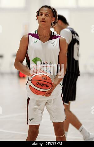 Las Lagunas de Mijas, Espagne. 27 avril 2021. Bernard Edokpayi en action pendant le match de championnat de basket-ball U19 en Andalousie entre Ciudad de Huelva basket et CB Unicaja dans Polideportivo Las Cañadas.(score final; Ciudad de Huelva 32:127 CB Unicaja) (photo de Francis Gonzalez/SOPA Images/Sipa USA) crédit: SIPA USA/Alay Live News Banque D'Images