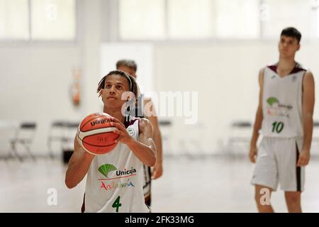 Las Lagunas de Mijas, Espagne. 27 avril 2021. Bernard Edokpayi en action pendant le match de championnat de basket-ball U19 en Andalousie entre Ciudad de Huelva basket et CB Unicaja dans Polideportivo Las Cañadas.(score final; Ciudad de Huelva 32:127 CB Unicaja) (photo de Francis Gonzalez/SOPA Images/Sipa USA) crédit: SIPA USA/Alay Live News Banque D'Images