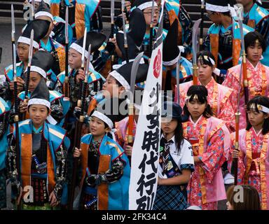 Gifu, Japon - 4 octobre 2015 : enfants portant des costumes historiques lors de la 59e parade annuelle du festival Nobunaga Banque D'Images