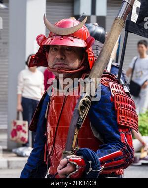 Gifu, Japon - 4 octobre 2015 : homme vêtu de samouraï en armure avec hackbut lors du 59e défilé annuel de reconstitution historique du festival Nobunaga Banque D'Images