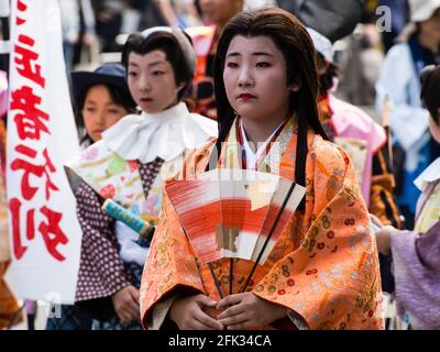 Gifu, Japon - 4 octobre 2015 : enfants portant des costumes historiques lors de la 59e parade annuelle du festival Nobunaga Banque D'Images