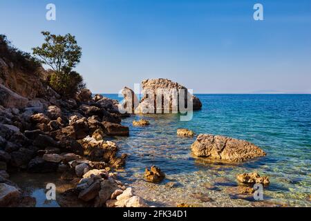 Vue sur la magnifique plage d'Oprna dans la baie adriatique de l'île de Krk, en Croatie Banque D'Images