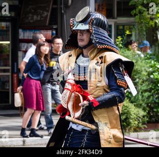 Gifu, Japon - 4 octobre 2015 : un homme habillé en armure comme guerrier samouraï lors du 59e défilé annuel de reconstitution historique du festival Nobunaga Banque D'Images