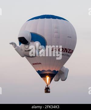 Saga, Japon - 4 novembre 2016 : ballon à air chaud en forme de robot volant dans le ciel pendant la Saga International Balloon Fiesta Banque D'Images