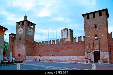 La façade du château médiéval de Castelvecchio en brique, novays - Museo di Castelvecchio avec d'énormes tours, des remparts pittoresques et la fresque sur le Banque D'Images