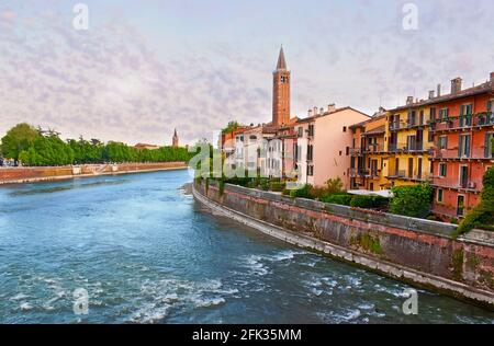 Admirez le paysage urbain de Vérone depuis le Ponte Pietra (pont de pierre), observez la rivière Adige, les maisons colorées, les parcs et jardins verdoyants et les clochers médiévaux, Banque D'Images