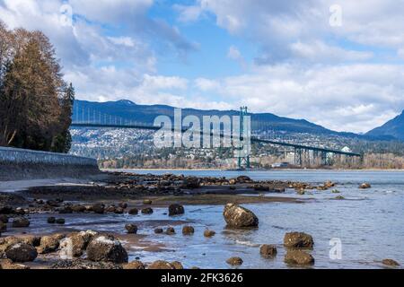 Pont Lions Gate et parc Stanley Seawall par beau temps. Vancouver, Colombie-Britannique, Canada. Banque D'Images