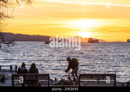 Les résidents de Vancouver apprécient le coucher du soleil à English Bay Beach, Vancouver City magnifique paysage et style de vie. Colombie-Britannique, Canada. Banque D'Images