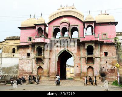 Porte d'accès au fort de RAM Nagar près de Varanasi, Inde. Banque D'Images