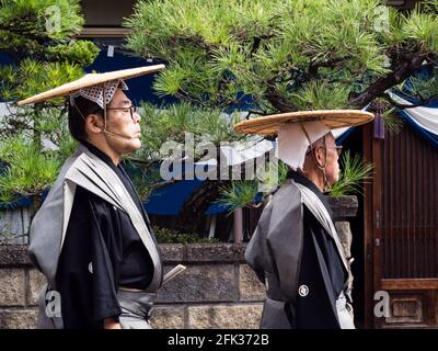 Takayama, Japon - 10 octobre 2015 : deux hommes locaux vêtus de costumes historiques traditionnels dans les rues de Takayama pendant l'année Takayama Aut Banque D'Images