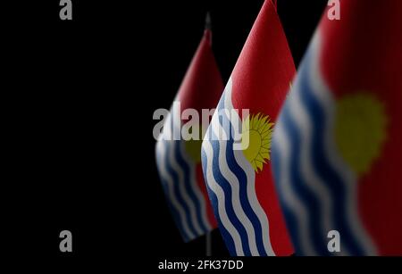 Petits drapeaux nationaux des Kiribati sur fond noir Banque D'Images