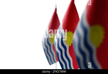 Petits drapeaux nationaux des Kiribati sur fond blanc Banque D'Images