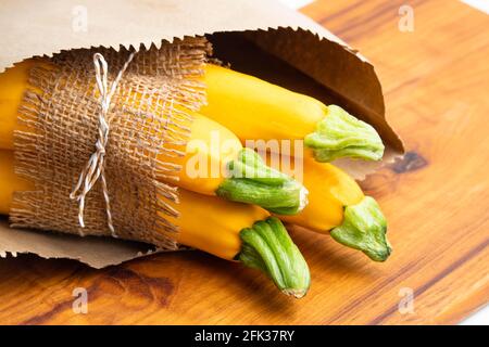 Courge d'été Zucchini, Gourd de couleur jaune également connu sous le nom de courgette, moelle de bébé, Indian Jugni Sabzi ou Jugnu Petha Sabji attaché en toile de jute et paquet Banque D'Images