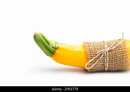 Courgettes d'été emballées Zucchini, Gourd de couleur jaune également connu sous le nom de courgette, moelle de bébé, Indian Jugni Sabzi ou Jugnu Petha Sabji attaché en toile de toile de toile de toile Banque D'Images