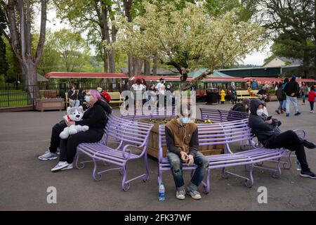 Visiteurs masqués du parc d'attractions Oaks de Portland qui rouvre en conformité avec les mandats de la COVID le dimanche 25 avril 2021, au cours d'une pandémie de printemps. Banque D'Images