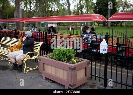 Visiteurs masqués du parc d'attractions Oaks de Portland qui rouvre en conformité avec les mandats de la COVID le dimanche 25 avril 2021, au cours d'une pandémie de printemps. Banque D'Images