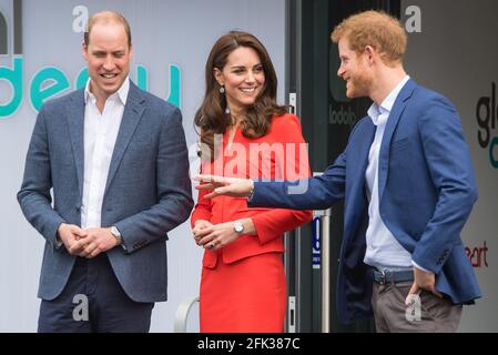 Photo du dossier datée du 20/4/2017 du duc et de la duchesse de Cambridge et du prince Harry partent après une visite pour ouvrir la Global Academy à Hayes, Londres, à l'appui de la campagne Heads Together. Les Cambridges ont dû faire face à des défis personnels au cours de l'année écoulée, en traitant des retombées de Megxit et de l'interview de la bombe Oprah des Sussexes. Date de publication : le mercredi 28 avril 2021. Banque D'Images