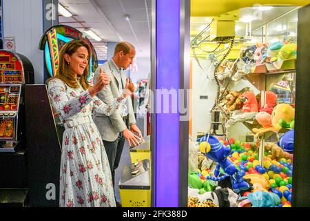 Photo du dossier datée du 05/08/20 du duc et de la duchesse de Cambridge jouant un jeu de fige lors de leur visite à Barry Island, au sud du pays de Galles. La duchesse de Cambridge aura passé une décennie en tant que HRH quand elle et le duc de Cambridge marqueront leur 10e anniversaire de mariage jeudi. Date de publication : le mercredi 28 avril 2021. Banque D'Images