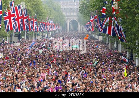 Photo du dossier datée du 29/04/11 de la foule sur le Mall devant Buckingham Palace après la cérémonie de mariage du Prince William à Kate. La duchesse de Cambridge aura passé une décennie en tant que HRH quand elle et le duc de Cambridge marqueront leur 10e anniversaire de mariage jeudi. Date de publication : le mercredi 28 avril 2021. Banque D'Images