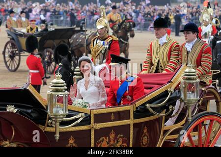 Photo du dossier datée du 29/04/11 du Prince William et de sa femme Kate, duchesse de Cambridge, passant par Horse Guards Parade, en route vers Buckingham Palace à la suite de leur mariage à Westminster Abbey à Londres. La duchesse de Cambridge aura passé une décennie en tant que HRH quand elle et le duc de Cambridge marqueront leur 10e anniversaire de mariage jeudi. Date de publication : le mercredi 28 avril 2021. Banque D'Images