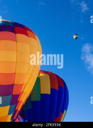 Ballons d'air chaud colorés contre le ciel bleu à Winthrop Balloon Festival Banque D'Images