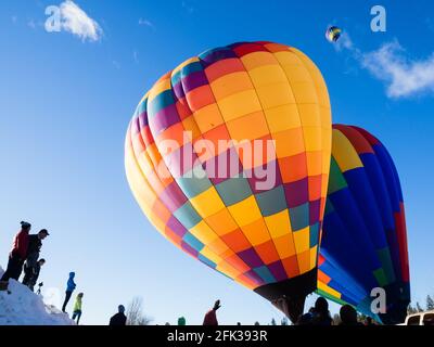 Winthrop, WA, États-Unis - 4 mars 2017 : spectateurs regardant les ballons d'air chaud gonfler et se départir au festival de ballons de Winthrop Banque D'Images