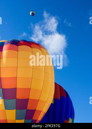 Ballons d'air chaud colorés contre le ciel bleu à Winthrop Balloon Festival Banque D'Images