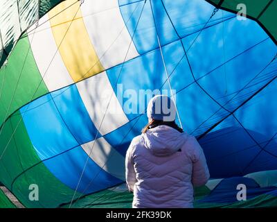 Winthrop, WA / Etats-Unis - 4 mars 2017 : préparation du ballon à air chaud pour le vol pendant le festival de montgolfières de Winthrop Banque D'Images