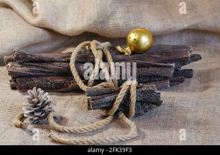 Composition festive avec gâteries pour chiens sur le sac. L'estomac d'une vache séchée est attaché avec une corde. Tripe de bœuf de différentes longueurs. Gâteries pour animaux de compagnie à croquer. Banque D'Images