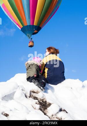 Winthrop, WA / USA - 4 mars 2017 : familles profitant de la vue des ballons à air chaud au festival de ballons de Winthrop Banque D'Images