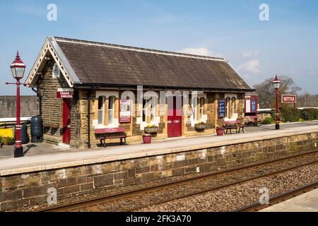 La salle d'attente sur la plate-forme nord de la gare de Settle, Yorkshire, Angleterre, Royaume-Uni Banque D'Images