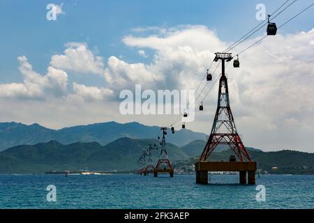 L'un des plus longs téléphérique au monde au-dessus de la mer menant au parc d'attractions Vinnacre, Nha Trang, Vietnam Banque D'Images