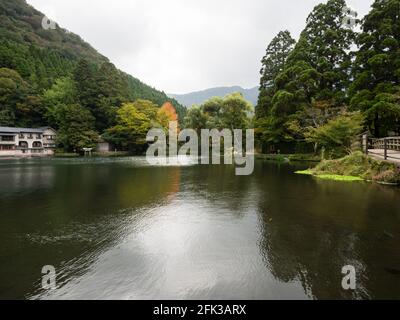 Lac Kinrinko à Yufuin, célèbre station thermale de la préfecture d'Oita, Japon Banque D'Images