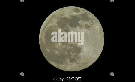 26 avril 2021 : Alep, Syrie. 26 avril 2021. La surlune rose est vue depuis le ciel de la campagne d'Alep à mi-chemin du mois islamique du Ramadan. La pleine lune du 2021 avril semble plus lumineuse de 30 % et plus grande de 14 % que les lunes précédentes et marque le milieu du ramadan. La lune est d'une importance particulière dans l'Islam car le calendrier islamique est un calendrier lunaire avec le mois du Ramadan commençant par l'observation du croissant de lune. Dans le calendrier islamique le 26 avril 2021 correspond à 14 Ramadan 1442 Hijri (Credit image: © Juma Mohammad/IMAGESLI Banque D'Images