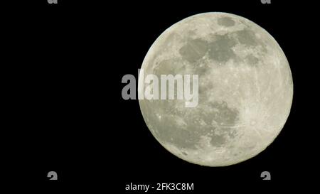 26 avril 2021 : Alep, Syrie. 26 avril 2021. La surlune rose est vue depuis le ciel de la campagne d'Alep à mi-chemin du mois islamique du Ramadan. La pleine lune du 2021 avril semble plus lumineuse de 30 % et plus grande de 14 % que les lunes précédentes et marque le milieu du ramadan. La lune est d'une importance particulière dans l'Islam car le calendrier islamique est un calendrier lunaire avec le mois du Ramadan commençant par l'observation du croissant de lune. Dans le calendrier islamique le 26 avril 2021 correspond à 14 Ramadan 1442 Hijri (Credit image: © Juma Mohammad/IMAGESLI Banque D'Images