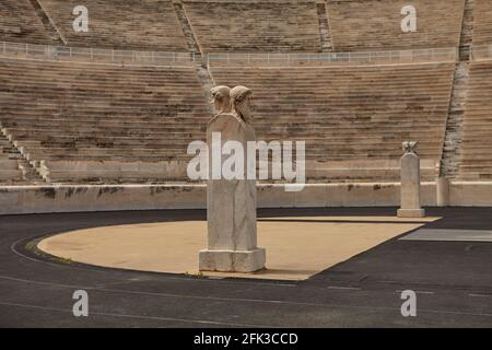 Statue en pierre des hermes à l'intérieur du stade panathénaïque, stade olympique moderne original, Athènes, Grèce Banque D'Images