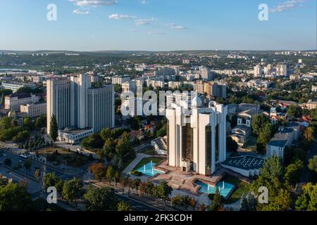 Vue aérienne par drone du bâtiment de la présidence avec au lever du soleil à chisinau, ciel bleu, Moldavie Banque D'Images