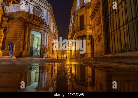 Scène de rue nocturne dans la vieille Havane. Banque D'Images