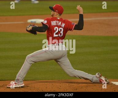 Los Angeles, États-Unis. 28 avril 2021. Jeff Hoffman, le lanceur de départ de Cincinnati Reds, se termine pour livrer dans le premier repas contre les Dodgers de Los Angeles dans le cinquième repas au Dodger Stadium de Los Angeles le mardi 27 avril 2021. Les Reds ont battu les Dodgers 6-5. Photo de Jim Ruymen/UPI crédit: UPI/Alay Live News Banque D'Images