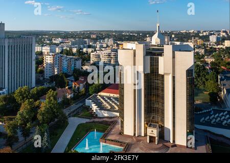 Chisinau, Moldavie. Vue aérienne sur le palais présidentiel et les bâtiments du ministère de l'Agriculture et de l'Industrie alimentaire Banque D'Images