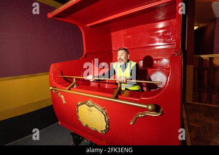 USAGE ÉDITORIAL SEUL David Walliams fait son inspection finale sur la nouvelle Gangsta Granny: The Ride at Alton Towers Resort, comme son livre le plus vendu, Gangsta Granny devient la nouvelle expérience de conduite du complexe, qui doit être lancé le 17 mai. Date de publication : le mercredi 28 avril 2021. Banque D'Images