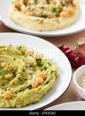 Houmous aux épinards verts - plat de légume de pois chiches végétaliens, gros plan, nourriture de trempette aux protéines de haricots végétaliens, concept sain de nourriture végétarienne Banque D'Images