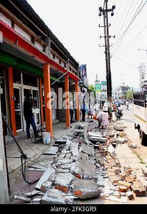 Guwahati. 28 avril 2021. Des murs se sont effondrés dans la région de Bhetapara, dans la ville de Guwahati, en Inde, après un tremblement de terre de magnitude 6.4, le 28 avril 2021. Quatre répliques et dommages ont été signalés après un séisme de magnitude 6.4 qui a frappé mercredi l'État d'Assam, dans le nord-est de l'Inde, selon les autorités locales. Credit: STR/Xinhua/Alay Live News Banque D'Images