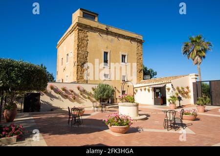 Agrigento, Sicile, Italie. Vue sur la cour ensoleillée de l'hôtel-boutique historique Baglio della Luna. Banque D'Images